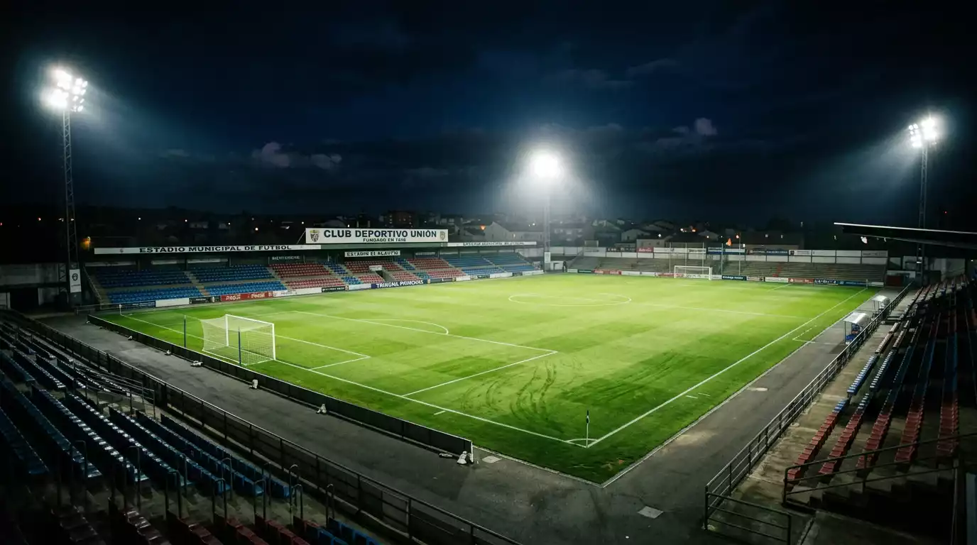 Estadio de Segunda División española durante partido nocturno